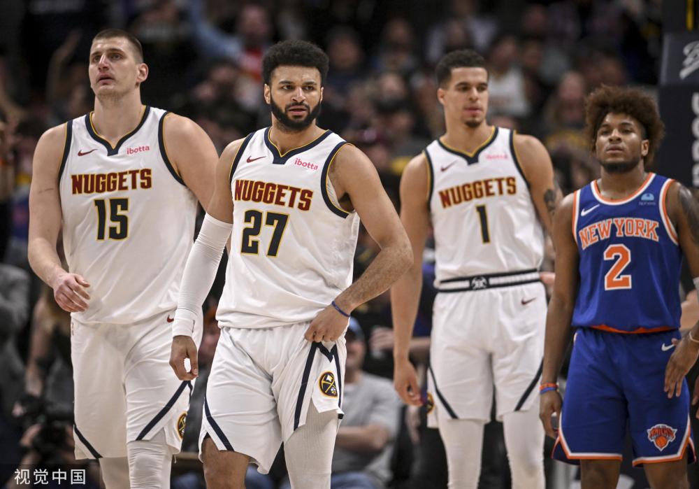 他巧妙地避 他巧妙地避